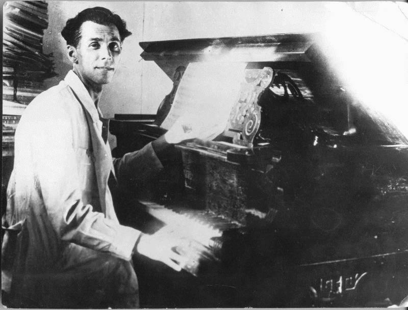 Pavlo Tychyna in his apartment in Slovo, 1930 / proslovo.com