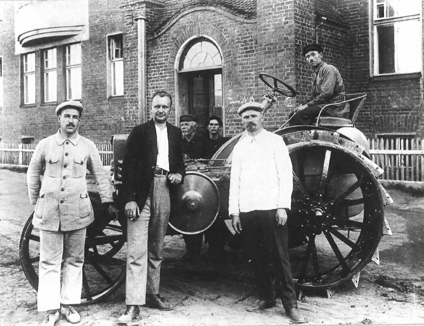 Сергей Пугавко в центре с папиросой