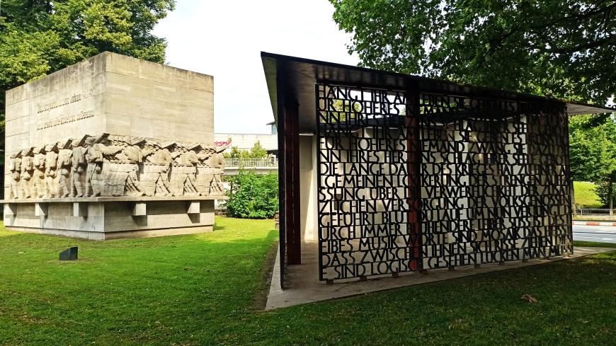 Общий вид памятника 76-му пехотному полку «Гамбург» (слева) и памятник дезертирам. Фото: Алексей Маркин