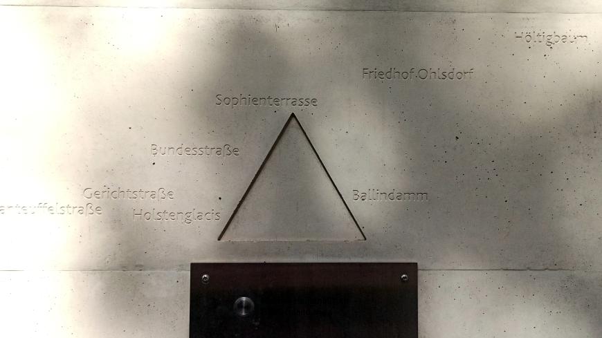 Памятник дезертиру в Гамбурге (деталь). Фото: Алексей Маркин