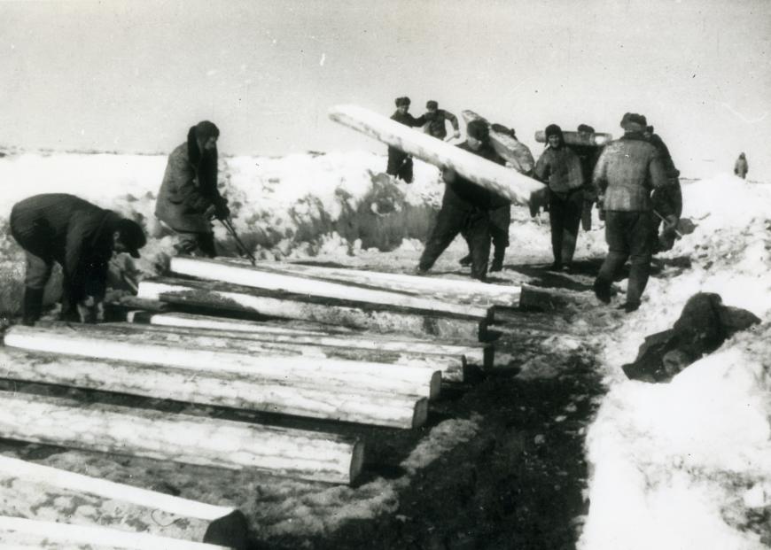 Construction of the railway between Labytnangi and Salekhard on the ice on the Ob. 1949. Photo: Shumanovsky Museum and Expo Center, Salekhard